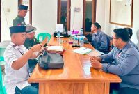 Rusman S.H (berdiri) saat menyerahkan berkas pendaftaran sebagai calon Kepala Desa Lenggahsari periode 2026–2034 kepada Panitia Pemilihan Kepala Desa (Pilkades) Lenggahsari di sekretariat panitia, Rabu (29/7/2026).