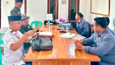 Rusman S.H (berdiri) saat menyerahkan berkas pendaftaran sebagai calon Kepala Desa Lenggahsari periode 2026–2034 kepada Panitia Pemilihan Kepala Desa (Pilkades) Lenggahsari di sekretariat panitia, Rabu (29/7/2026).