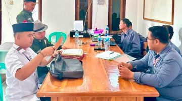 Rusman S.H (berdiri) saat menyerahkan berkas pendaftaran sebagai calon Kepala Desa Lenggahsari periode 2026–2034 kepada Panitia Pemilihan Kepala Desa (Pilkades) Lenggahsari di sekretariat panitia, Rabu (29/7/2026).