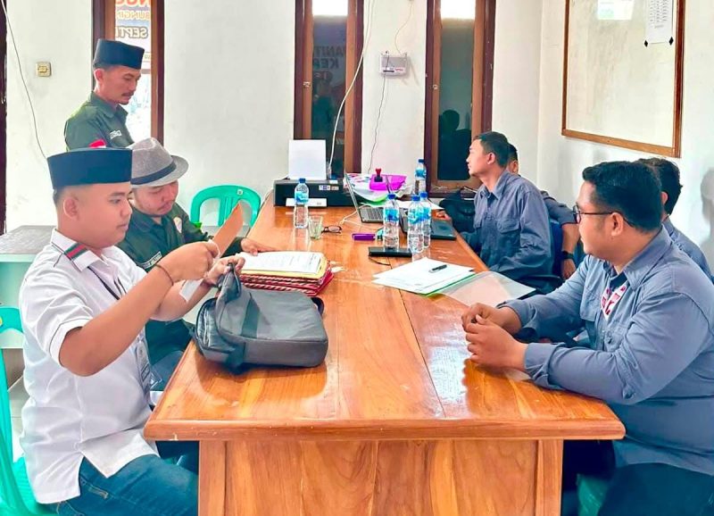 Rusman S.H (berdiri) saat menyerahkan berkas pendaftaran sebagai calon Kepala Desa Lenggahsari periode 2026–2034 kepada Panitia Pemilihan Kepala Desa (Pilkades) Lenggahsari di sekretariat panitia, Rabu (29/7/2026).
