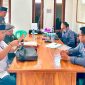 Rusman S.H (berdiri) saat menyerahkan berkas pendaftaran sebagai calon Kepala Desa Lenggahsari periode 2026–2034 kepada Panitia Pemilihan Kepala Desa (Pilkades) Lenggahsari di sekretariat panitia, Rabu (29/7/2026).