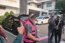 Petugas Kejaksaan Negeri Kabupaten Bekasi menggiring tersangka kasus dugaan korupsi pemasangan sambungan air Perumda Tirta Bhagasasi di Kantor Kejari Kabupaten Bekasi, Kamis (30/7/2026).