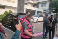 Petugas Kejaksaan Negeri Kabupaten Bekasi menggiring tersangka kasus dugaan korupsi pemasangan sambungan air Perumda Tirta Bhagasasi di Kantor Kejari Kabupaten Bekasi, Kamis (30/7/2026).