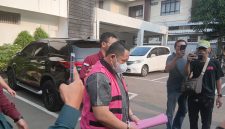 Petugas Kejaksaan Negeri Kabupaten Bekasi menggiring tersangka kasus dugaan korupsi pemasangan sambungan air Perumda Tirta Bhagasasi di Kantor Kejari Kabupaten Bekasi, Kamis (30/7/2026).