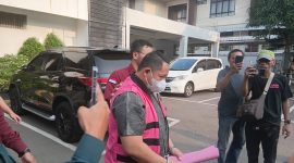 Petugas Kejaksaan Negeri Kabupaten Bekasi menggiring tersangka kasus dugaan korupsi pemasangan sambungan air Perumda Tirta Bhagasasi di Kantor Kejari Kabupaten Bekasi, Kamis (30/7/2026).
