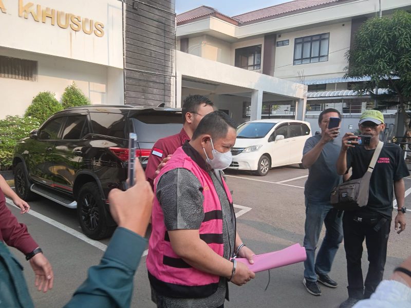 Petugas Kejaksaan Negeri Kabupaten Bekasi menggiring tersangka kasus dugaan korupsi pemasangan sambungan air Perumda Tirta Bhagasasi di Kantor Kejari Kabupaten Bekasi, Kamis (30/7/2026).