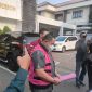 Petugas Kejaksaan Negeri Kabupaten Bekasi menggiring tersangka kasus dugaan korupsi pemasangan sambungan air Perumda Tirta Bhagasasi di Kantor Kejari Kabupaten Bekasi, Kamis (30/7/2026).