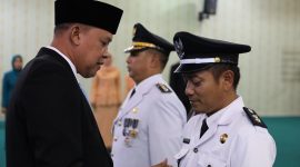 Keterangan Foto:
Wali Kota Bekasi Tri Adhianto melantik 24 pejabat di lingkungan Pemerintah Kota Bekasi di Aula Nonon Sonthanie, Kamis (30/7/2026).