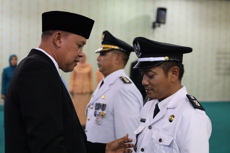 Keterangan Foto:
Wali Kota Bekasi Tri Adhianto melantik 24 pejabat di lingkungan Pemerintah Kota Bekasi di Aula Nonon Sonthanie, Kamis (30/7/2026).