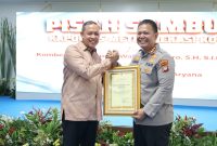 Wali Kota Bekasi Tri Adhianto menyerahkan cendera mata kepada Kombes Pol. Kusumo Wahyu Bintoro dalam acara pisah sambut Kapolres Metro Bekasi Kota, Jumat (31/7/2026). Kombes Pol. Kusumo mendapat penugasan baru sebagai Kabagsumda Rorenmin Baintelkam Polri.