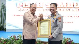 Wali Kota Bekasi Tri Adhianto menyerahkan cendera mata kepada Kombes Pol. Kusumo Wahyu Bintoro dalam acara pisah sambut Kapolres Metro Bekasi Kota, Jumat (31/7/2026). Kombes Pol. Kusumo mendapat penugasan baru sebagai Kabagsumda Rorenmin Baintelkam Polri.