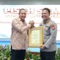 Wali Kota Bekasi Tri Adhianto menyerahkan cendera mata kepada Kombes Pol. Kusumo Wahyu Bintoro dalam acara pisah sambut Kapolres Metro Bekasi Kota, Jumat (31/7/2026). Kombes Pol. Kusumo mendapat penugasan baru sebagai Kabagsumda Rorenmin Baintelkam Polri.
