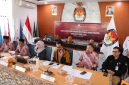 Ketua KPU Kabupaten Cirebon Esya Karnia Puspawati memimpin Rapat Pleno Terbuka Pemutakhiran Data Pemilih Berkelanjutan (PDPB) Triwulan II Tahun 2026 di Aula Pangeran Walangsungsang, Rabu (1/7/2026). Dalam rapat tersebut, KPU Kabupaten Cirebon menetapkan sebanyak 1.843.921 pemilih sebagai hasil pemutakhiran data untuk menjaga akurasi daftar pemilih menjelang pemilu berikutnya.
