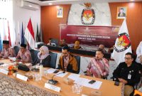 Ketua KPU Kabupaten Cirebon Esya Karnia Puspawati memimpin Rapat Pleno Terbuka Pemutakhiran Data Pemilih Berkelanjutan (PDPB) Triwulan II Tahun 2026 di Aula Pangeran Walangsungsang, Rabu (1/7/2026). Dalam rapat tersebut, KPU Kabupaten Cirebon menetapkan sebanyak 1.843.921 pemilih sebagai hasil pemutakhiran data untuk menjaga akurasi daftar pemilih menjelang pemilu berikutnya.