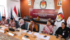 Ketua KPU Kabupaten Cirebon Esya Karnia Puspawati memimpin Rapat Pleno Terbuka Pemutakhiran Data Pemilih Berkelanjutan (PDPB) Triwulan II Tahun 2026 di Aula Pangeran Walangsungsang, Rabu (1/7/2026). Dalam rapat tersebut, KPU Kabupaten Cirebon menetapkan sebanyak 1.843.921 pemilih sebagai hasil pemutakhiran data untuk menjaga akurasi daftar pemilih menjelang pemilu berikutnya.