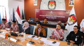 Ketua KPU Kabupaten Cirebon Esya Karnia Puspawati memimpin Rapat Pleno Terbuka Pemutakhiran Data Pemilih Berkelanjutan (PDPB) Triwulan II Tahun 2026 di Aula Pangeran Walangsungsang, Rabu (1/7/2026). Dalam rapat tersebut, KPU Kabupaten Cirebon menetapkan sebanyak 1.843.921 pemilih sebagai hasil pemutakhiran data untuk menjaga akurasi daftar pemilih menjelang pemilu berikutnya.