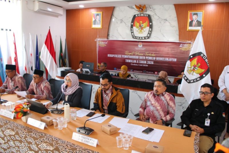 Ketua KPU Kabupaten Cirebon Esya Karnia Puspawati memimpin Rapat Pleno Terbuka Pemutakhiran Data Pemilih Berkelanjutan (PDPB) Triwulan II Tahun 2026 di Aula Pangeran Walangsungsang, Rabu (1/7/2026). Dalam rapat tersebut, KPU Kabupaten Cirebon menetapkan sebanyak 1.843.921 pemilih sebagai hasil pemutakhiran data untuk menjaga akurasi daftar pemilih menjelang pemilu berikutnya.