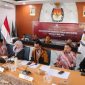 Ketua KPU Kabupaten Cirebon Esya Karnia Puspawati memimpin Rapat Pleno Terbuka Pemutakhiran Data Pemilih Berkelanjutan (PDPB) Triwulan II Tahun 2026 di Aula Pangeran Walangsungsang, Rabu (1/7/2026). Dalam rapat tersebut, KPU Kabupaten Cirebon menetapkan sebanyak 1.843.921 pemilih sebagai hasil pemutakhiran data untuk menjaga akurasi daftar pemilih menjelang pemilu berikutnya.
