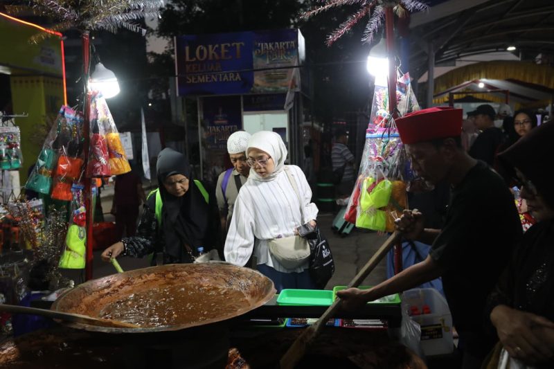 Pengunjung menyaksikan proses pembuatan dodol Betawi secara tradisional di kawasan Kampung Betawi, Jakarta Fair Kemayoran 2026. Kuliner legendaris ini menjadi salah satu daya tarik yang menghadirkan nuansa nostalgia budaya Betawi di tengah kemeriahan pameran. Foto: Dok. Jakarta Fair 2026.