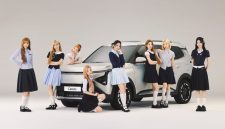 Hearts2Hearts resmi menjadi Brand Ambassador Kia Indonesia. Kolaborasi ini menjadi langkah Kia untuk semakin dekat dengan generasi muda melalui perpaduan budaya K-Pop, kreativitas, dan inovasi mobilitas, dengan Kia Carens sebagai salah satu model andalannya.