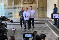 Kapuspenkum Kejaksaan Agung, Anang Supriatna, memberikan keterangan pers kepada awak media di Gedung Kejaksaan Agung, Jakarta, terkait penerbitan tiga Surat Perintah Penyidikan (Sprindik) setelah pelimpahan perkara dari Kortastipidkor Polri. Kejagung menegaskan status FA sebagai tersangka tetap berlaku dan proses penyidikan kini ditangani Jampidsus.