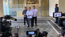 Kapuspenkum Kejaksaan Agung, Anang Supriatna, memberikan keterangan pers kepada awak media di Gedung Kejaksaan Agung, Jakarta, terkait penerbitan tiga Surat Perintah Penyidikan (Sprindik) setelah pelimpahan perkara dari Kortastipidkor Polri. Kejagung menegaskan status FA sebagai tersangka tetap berlaku dan proses penyidikan kini ditangani Jampidsus.