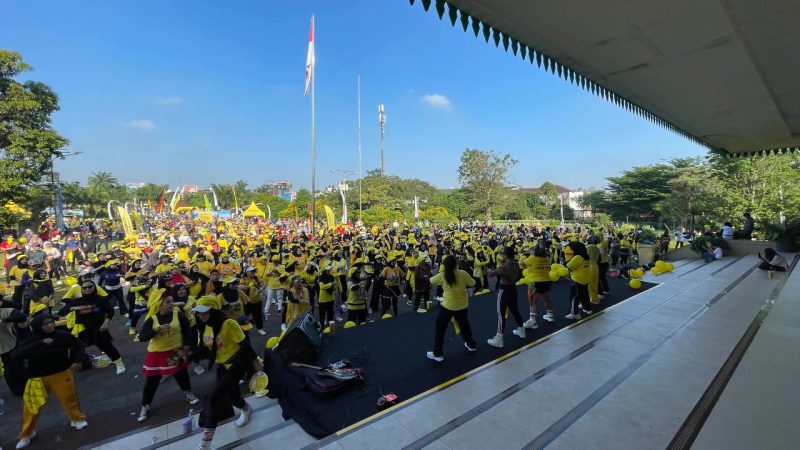 Ratusan peserta mengikuti kegiatan Zumba Akbar Maxim dalam suasana penuh semangat. Acara yang terbuka untuk umum ini menjadi bagian dari kampanye Maxim dalam mengajak masyarakat menerapkan gaya hidup sehat sekaligus mempererat kebersamaan melalui olahraga.