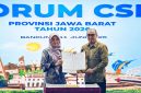 Perwakilan Daihatsu Berfoto Bersama Kepala Dinas Lingkungan Hidup Provinsi Jawa Barat setelah Menandatangani Komitmen Program Adopsi Pohon