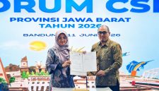 Perwakilan Daihatsu Berfoto Bersama Kepala Dinas Lingkungan Hidup Provinsi Jawa Barat setelah Menandatangani Komitmen Program Adopsi Pohon