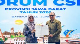Perwakilan Daihatsu Berfoto Bersama Kepala Dinas Lingkungan Hidup Provinsi Jawa Barat setelah Menandatangani Komitmen Program Adopsi Pohon