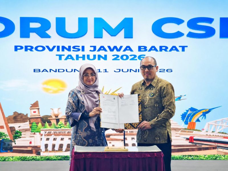 Perwakilan Daihatsu Berfoto Bersama Kepala Dinas Lingkungan Hidup Provinsi Jawa Barat setelah Menandatangani Komitmen Program Adopsi Pohon