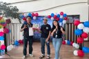 Seorang pelanggan menerima hadiah utama berupa peralatan elektronik usai mengikuti program undian dalam rangkaian acara Year End Festival di outlet Daihatsu. Penyerahan hadiah dilakukan oleh perwakilan dealer sebagai bentuk apresiasi kepada pelanggan yang berpartisipasi dalam kegiatan tersebut.