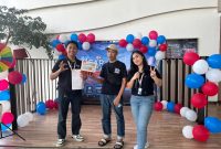 Seorang pelanggan menerima hadiah utama berupa peralatan elektronik usai mengikuti program undian dalam rangkaian acara Year End Festival di outlet Daihatsu. Penyerahan hadiah dilakukan oleh perwakilan dealer sebagai bentuk apresiasi kepada pelanggan yang berpartisipasi dalam kegiatan tersebut.