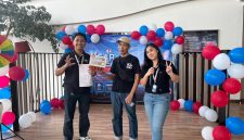 Seorang pelanggan menerima hadiah utama berupa peralatan elektronik usai mengikuti program undian dalam rangkaian acara Year End Festival di outlet Daihatsu. Penyerahan hadiah dilakukan oleh perwakilan dealer sebagai bentuk apresiasi kepada pelanggan yang berpartisipasi dalam kegiatan tersebut.