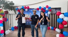 Seorang pelanggan menerima hadiah utama berupa peralatan elektronik usai mengikuti program undian dalam rangkaian acara Year End Festival di outlet Daihatsu. Penyerahan hadiah dilakukan oleh perwakilan dealer sebagai bentuk apresiasi kepada pelanggan yang berpartisipasi dalam kegiatan tersebut.