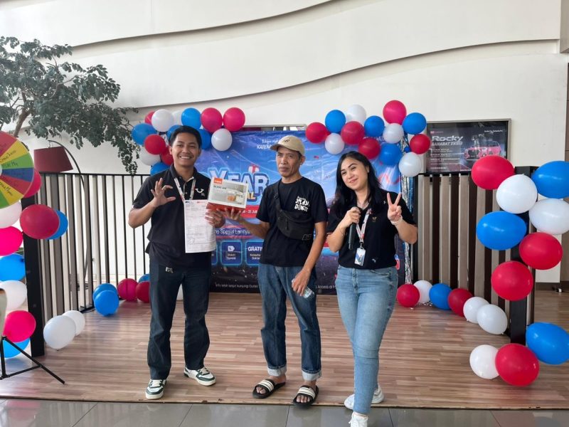 Seorang pelanggan menerima hadiah utama berupa peralatan elektronik usai mengikuti program undian dalam rangkaian acara Year End Festival di outlet Daihatsu. Penyerahan hadiah dilakukan oleh perwakilan dealer sebagai bentuk apresiasi kepada pelanggan yang berpartisipasi dalam kegiatan tersebut.