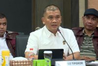 Kepala Korps Pemberantasan Tindak Pidana Korupsi (Kortastipidkor) Bareskrim Polri, Irjen Pol. Totok Suharyanto, memberikan keterangan pers terkait penetapan dua tersangka berinisial FA dan DR dalam perkara dugaan tindak pidana korupsi dan tindak pidana pencucian uang (TPPU), di Kejaksaan Agung, Jakarta. Dalam kesempatan tersebut, Polri juga mengumumkan pelimpahan penanganan penyidikan perkara kepada Kejaksaan Agung sebagai bagian dari sinergi penegakan hukum.