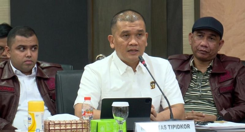 Kepala Korps Pemberantasan Tindak Pidana Korupsi (Kortastipidkor) Bareskrim Polri, Irjen Pol. Totok Suharyanto, memberikan keterangan pers terkait penetapan dua tersangka berinisial FA dan DR dalam perkara dugaan tindak pidana korupsi dan tindak pidana pencucian uang (TPPU), di Kejaksaan Agung, Jakarta. Dalam kesempatan tersebut, Polri juga mengumumkan pelimpahan penanganan penyidikan perkara kepada Kejaksaan Agung sebagai bagian dari sinergi penegakan hukum.