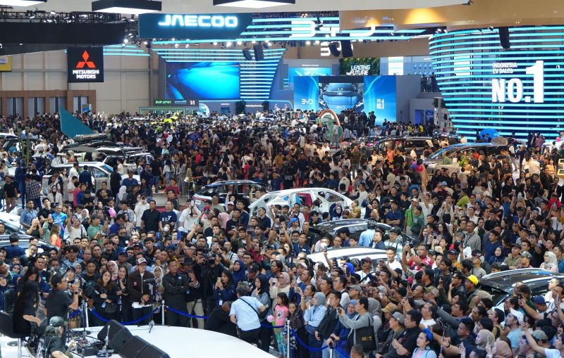 Ribuan pecinta otomotif memenuhi area pameran GIIAS. Antusiasme tinggi pengunjung menjadi bukti bahwa ajang ini tetap menjadi destinasi utama untuk melihat peluncuran mobil dan teknologi otomotif terbaru. (foro dokumentasi GIIAS 2025).