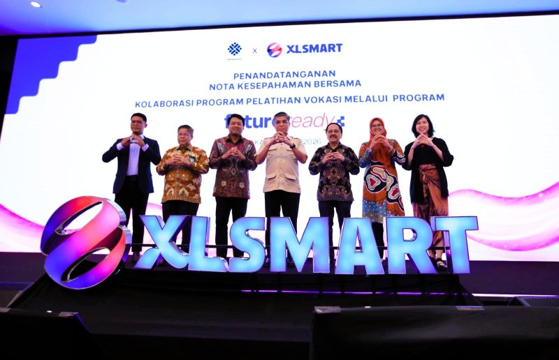 Menteri Ketenagakerjaan RI Prof. Yassierli bersama jajaran XLSMART dan mitra strategis usai penandatanganan MoU peluncuran Future Ready, program pengembangan talenta digital yang menghubungkan pelatihan, sertifikasi, hingga peluang kerja di XLSMART Tower, Jakarta Selatan, Kamis (2/7/2026).