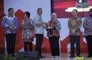 Sekretaris Daerah Kabupaten Bekasi Endin Samsudin menyerahkan penghargaan kepada salah satu penerima CSR Award Kabupaten Bekasi 2026 di Gedung Swatantra Wibawamukti, Cikarang Pusat, Kamis (2/7/2026). Penghargaan diberikan kepada perusahaan dan mitra yang dinilai berkontribusi terhadap pembangunan dan kesejahteraan masyarakat. FOTO: Endar Bachtiar/Diskominfosantik.