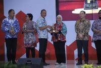 Sekretaris Daerah Kabupaten Bekasi Endin Samsudin menyerahkan penghargaan kepada salah satu penerima CSR Award Kabupaten Bekasi 2026 di Gedung Swatantra Wibawamukti, Cikarang Pusat, Kamis (2/7/2026). Penghargaan diberikan kepada perusahaan dan mitra yang dinilai berkontribusi terhadap pembangunan dan kesejahteraan masyarakat. FOTO: Endar Bachtiar/Diskominfosantik.