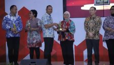 Sekretaris Daerah Kabupaten Bekasi Endin Samsudin menyerahkan penghargaan kepada salah satu penerima CSR Award Kabupaten Bekasi 2026 di Gedung Swatantra Wibawamukti, Cikarang Pusat, Kamis (2/7/2026). Penghargaan diberikan kepada perusahaan dan mitra yang dinilai berkontribusi terhadap pembangunan dan kesejahteraan masyarakat. FOTO: Endar Bachtiar/Diskominfosantik.