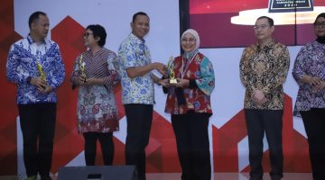 Sekretaris Daerah Kabupaten Bekasi Endin Samsudin menyerahkan penghargaan kepada salah satu penerima CSR Award Kabupaten Bekasi 2026 di Gedung Swatantra Wibawamukti, Cikarang Pusat, Kamis (2/7/2026). Penghargaan diberikan kepada perusahaan dan mitra yang dinilai berkontribusi terhadap pembangunan dan kesejahteraan masyarakat. FOTO: Endar Bachtiar/Diskominfosantik.