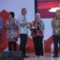 Sekretaris Daerah Kabupaten Bekasi Endin Samsudin menyerahkan penghargaan kepada salah satu penerima CSR Award Kabupaten Bekasi 2026 di Gedung Swatantra Wibawamukti, Cikarang Pusat, Kamis (2/7/2026). Penghargaan diberikan kepada perusahaan dan mitra yang dinilai berkontribusi terhadap pembangunan dan kesejahteraan masyarakat. FOTO: Endar Bachtiar/Diskominfosantik.