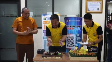 Wali Kota Bekasi Tri Adhianto menghadiri peringatan Hari Bhayangkara ke-80 di Polres Metro Bekasi Kota, Jumat (3/7/2026). Kegiatan diisi dengan doa bersama, pemotongan tumpeng dan kue ulang tahun sebagai simbol sinergi antara Pemerintah Kota Bekasi dan Polri dalam menjaga keamanan serta ketertiban masyarakat.