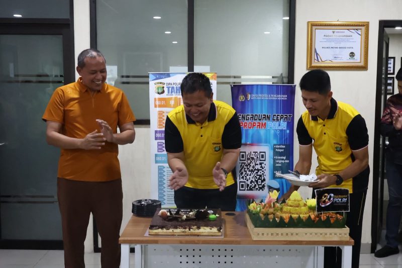 Wali Kota Bekasi Tri Adhianto menghadiri peringatan Hari Bhayangkara ke-80 di Polres Metro Bekasi Kota, Jumat (3/7/2026). Kegiatan diisi dengan doa bersama, pemotongan tumpeng dan kue ulang tahun sebagai simbol sinergi antara Pemerintah Kota Bekasi dan Polri dalam menjaga keamanan serta ketertiban masyarakat.