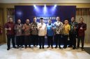 Wakil Wali Kota Bekasi Abdul Harris Bobihoe berfoto bersama para kepala daerah dan delegasi usai menghadiri pembukaan Rapat Kerja Nasional (Rakernas) XVIII APEKSI 2026 di Medan, Sumatera Utara. Forum tersebut menjadi wadah penguatan kolaborasi antarpemerintah kota untuk mewujudkan pembangunan yang tangguh, inovatif, dan berkelanjutan.