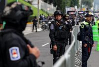 Petugas kepolisian bersiaga di sekitar hotel tempat Timnas Inggris menginap di Mexico City sebelum kedatangan skuad The Three Lions jelang laga babak 16 besar Piala Dunia 2026 melawan Meksiko. (Foto: Reuters)
