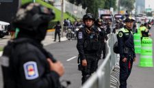 Petugas kepolisian bersiaga di sekitar hotel tempat Timnas Inggris menginap di Mexico City sebelum kedatangan skuad The Three Lions jelang laga babak 16 besar Piala Dunia 2026 melawan Meksiko. (Foto: Reuters)